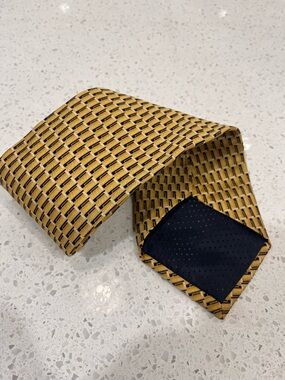 Men's Gold Geometric Pattern Tie - Classic Textured Finish